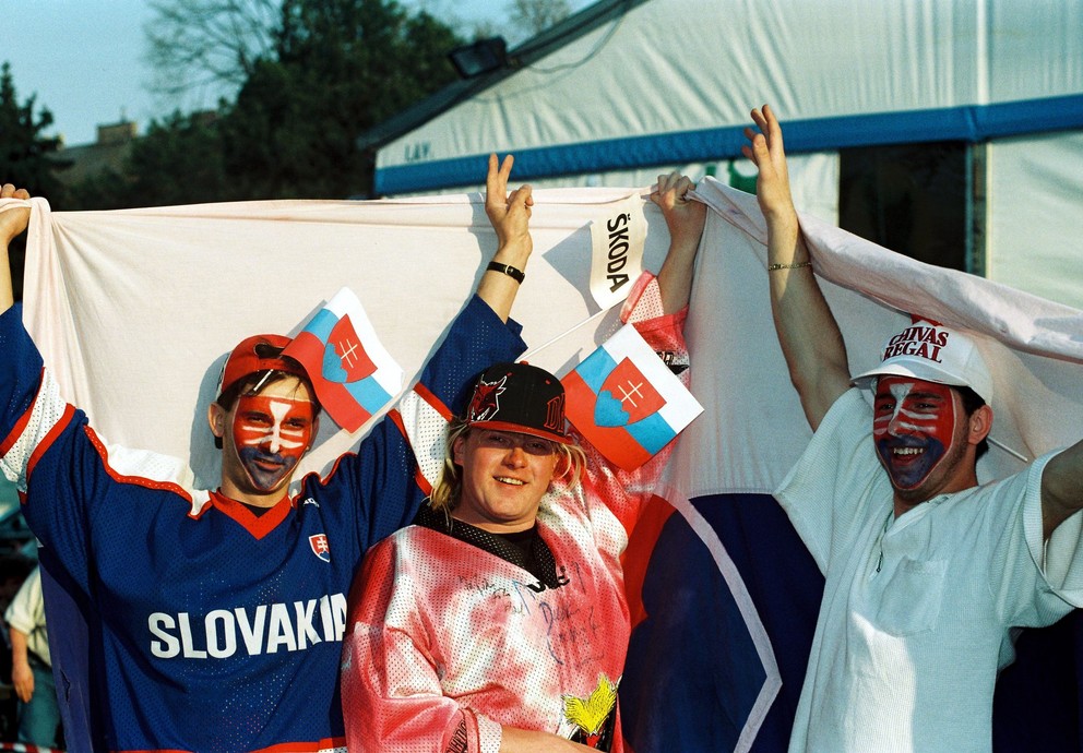 Slovenskí fanúšikovia na MS 1996 vo Viedni.