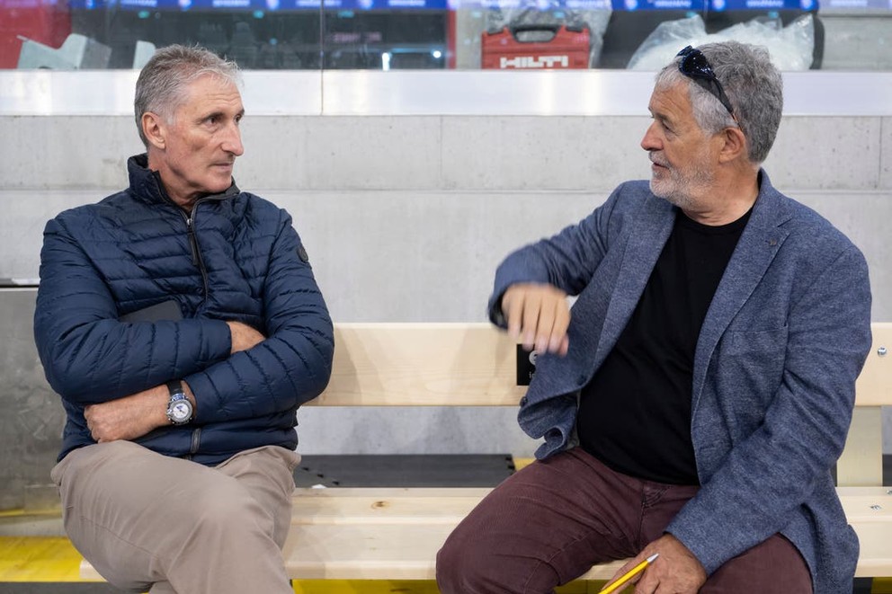 Švajčiarsky novinár Klaus Zaugg (vpravo) a Peter Zahner (vľavo), bývalý športový riaditeľ Švajčiarskej hokejovej federácie a súčasný generálny manažér ZSC Lions
