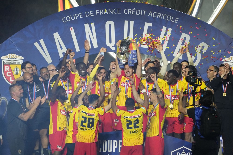 Futbalisti Racingu Lens oslavujú víťazstvo v Superpohári.