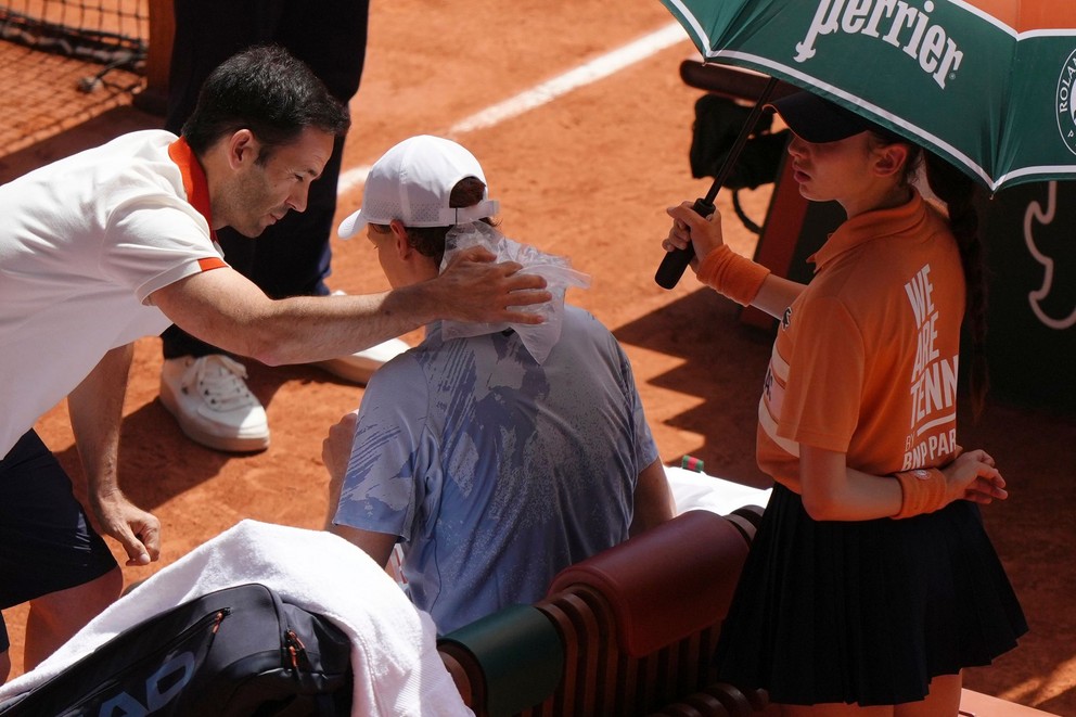Taliansky tenista Jannik Sinner mal zdravotné problémy v 2. kole Roland Garros 2026.