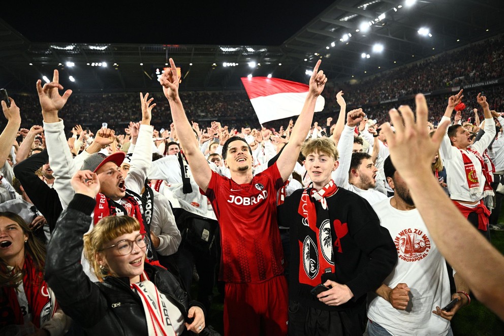 Futbalista Freiburgu Igor Matanovič sa teší z fanúšikmi z postupu do finále Európskej ligy 2025/2026.