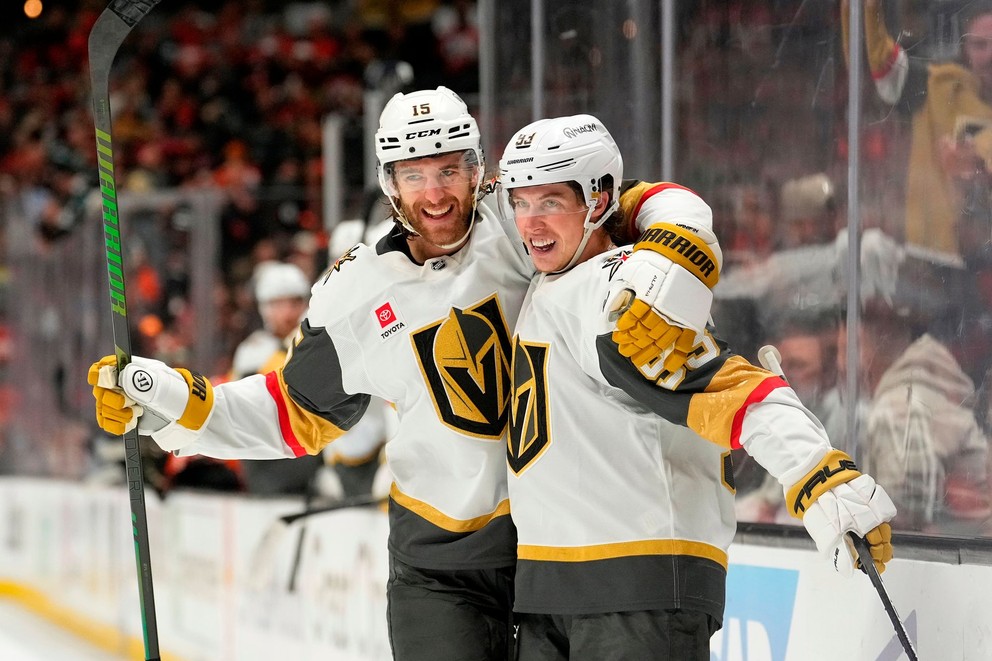Hokejisti tímu Vegas Golden Knights Mitch Marner (vpravo) a Noah Hanifin sa tešia z gólu.