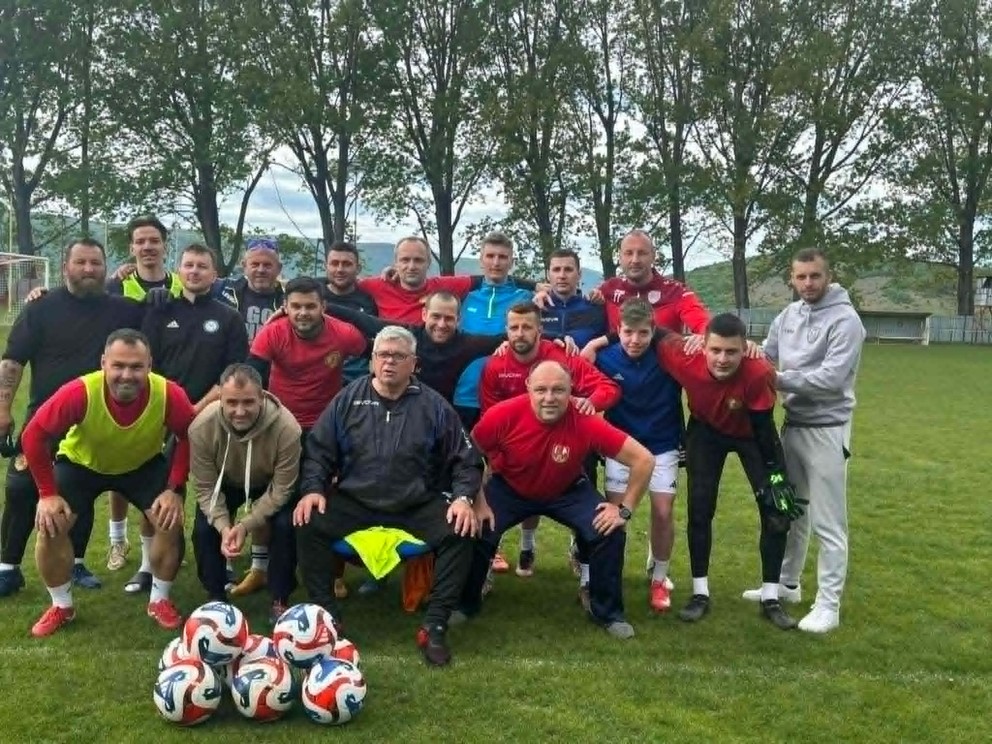 Futbalisti TJ Dvorníky-Včeláre.