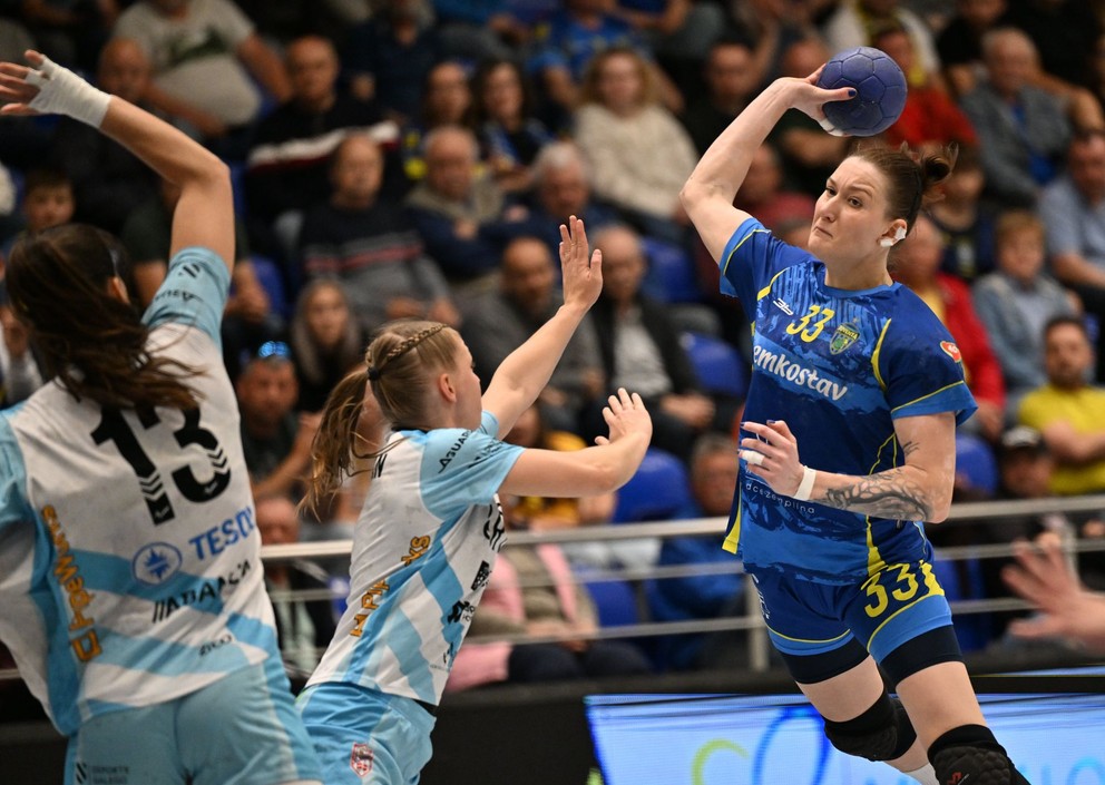 Na snímke zľava Maria Palomo Pinedová, Blažka Hauptmanová (obe Guerdes) a Iryna Kompaniietsová (Michalovce) v prvom zápase finále.