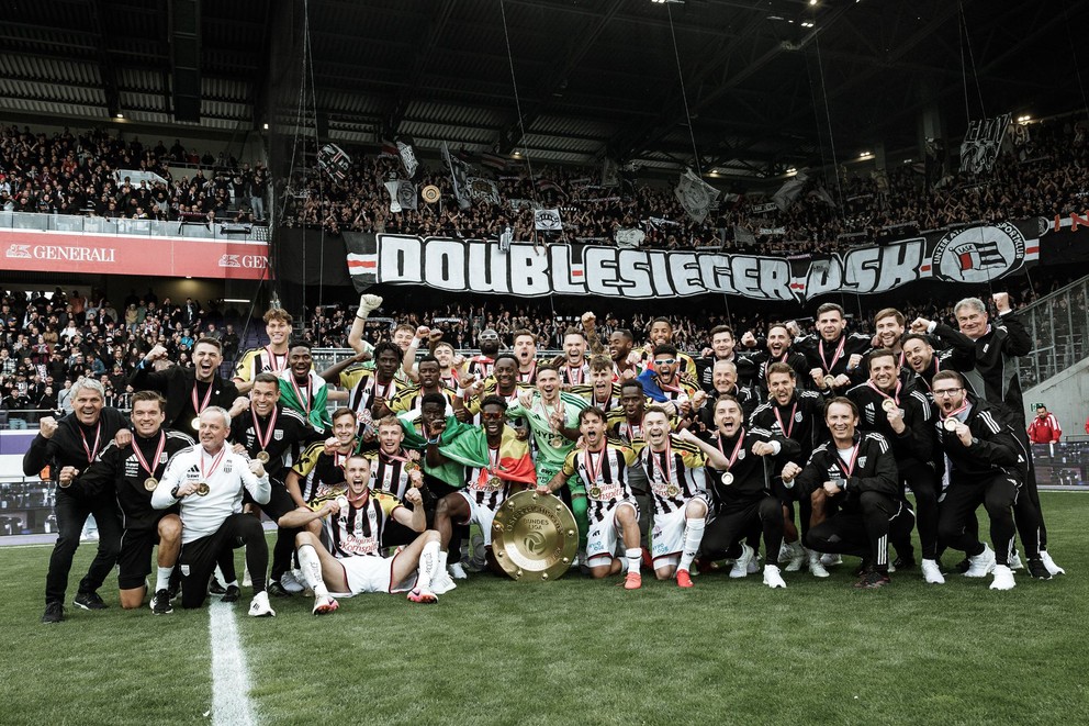 Futbalisti LASK Linz oslavujú titul