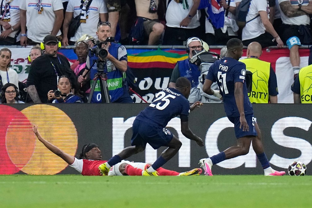 Noni Madueke si pýta penaltu.