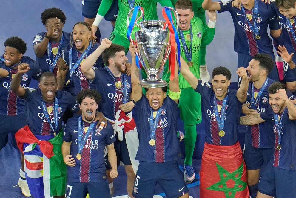 Hráči PSG oslavujú triumf v Lige majstrov.