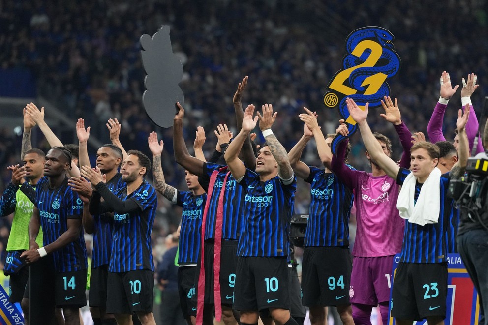 Inter Miláno oslavuje s fanúšikmi zisk trofeje. 