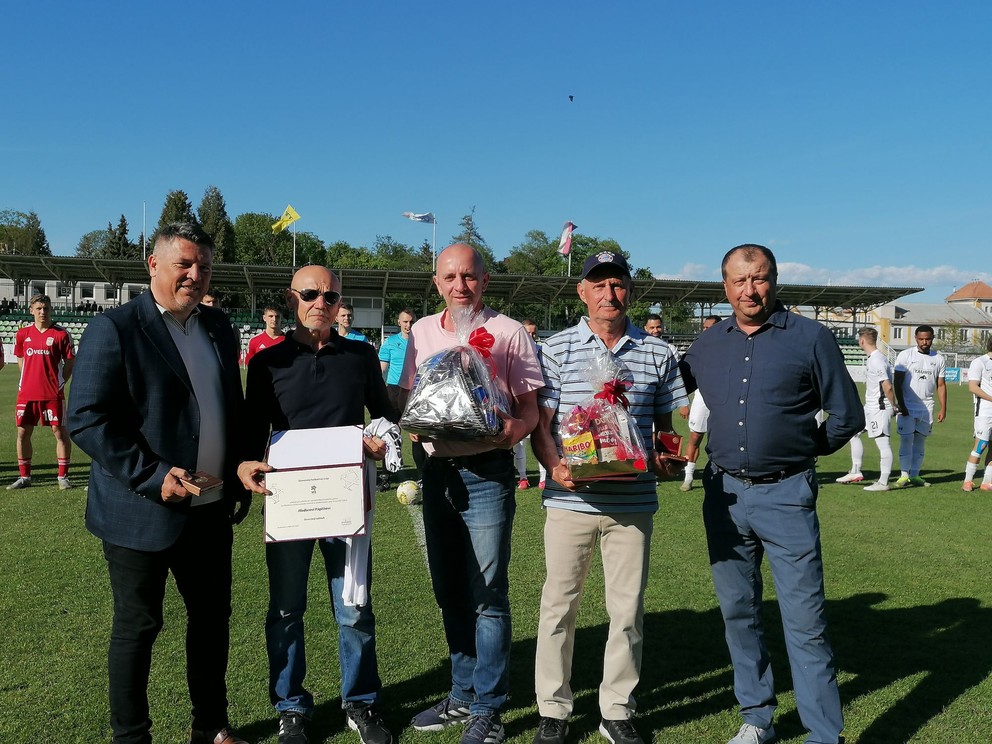Ocenenie jubilantov Aladára Pápištu (druhý zľava) a Milana Špačeka (druhý sprava) pred zápasom Rimavská Sobota - Banská Bystrica B. V mene ObFZ Rimavská Sobota im odovzdali darčekové koše Marián Petrok a Adrián Koóš, gratuloval aj konateľ klubu MŠK Rimavská Sobota Ondrej Václavík.