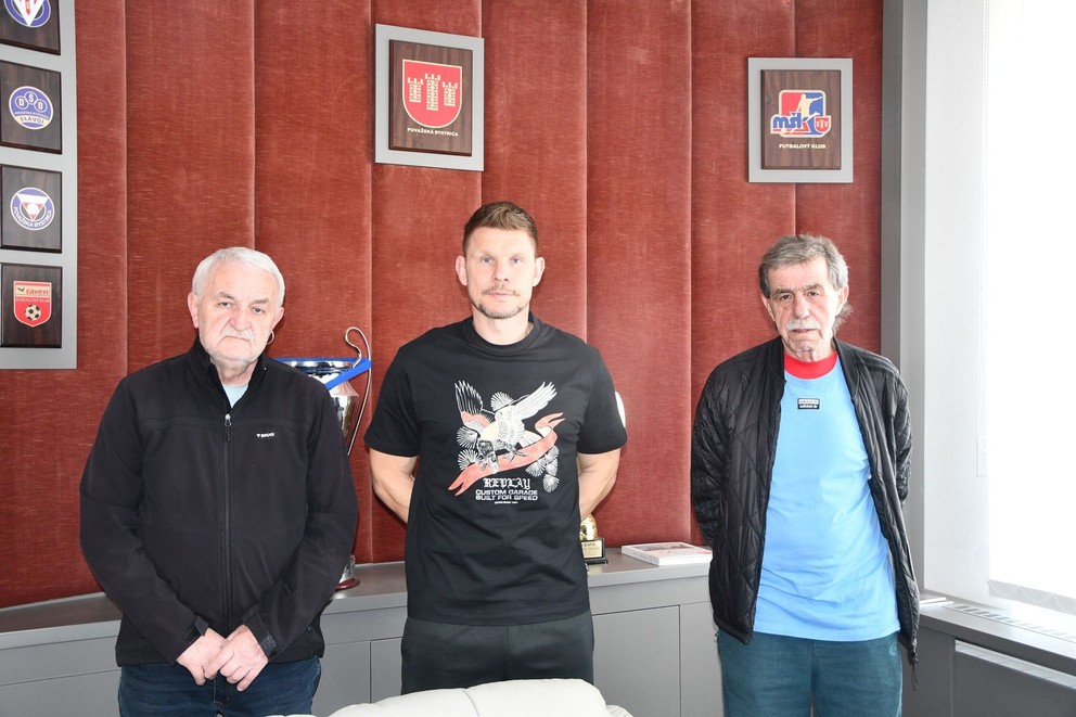 Martin Kuciak pri podpise zmluvy s Považskou Bystricou.