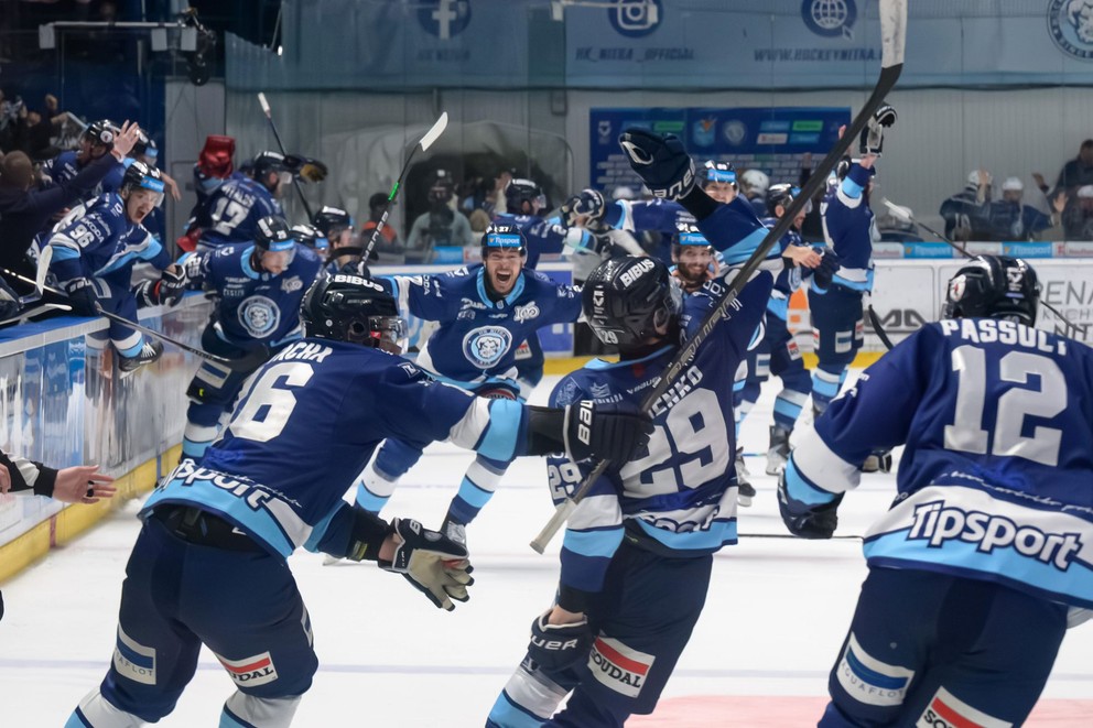 Radosť hráčov HK Nitra po zisku extraligového titulu.