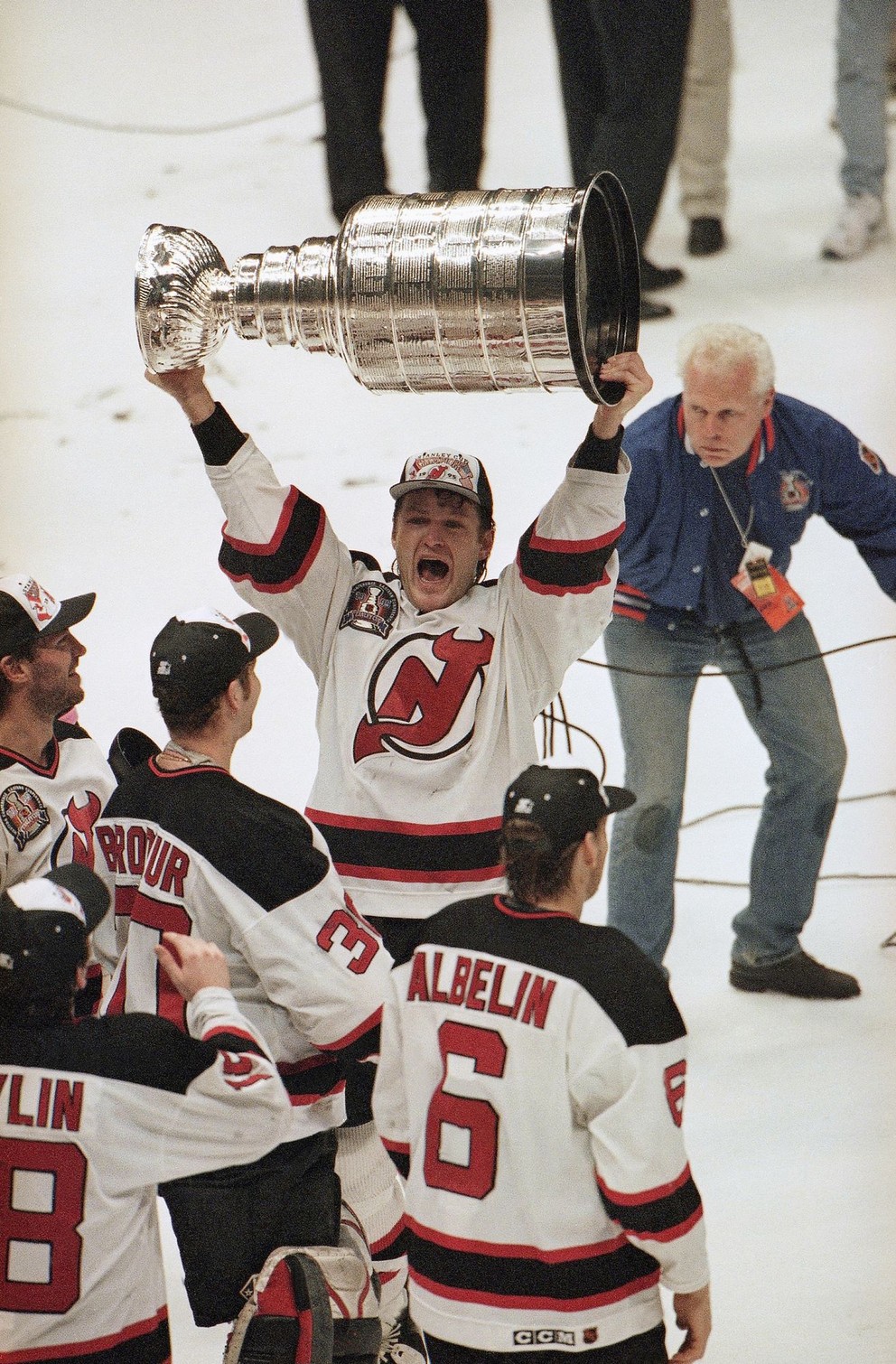 Claude Lemieux oslavuje zisk Stanley Cupu s New Jersey