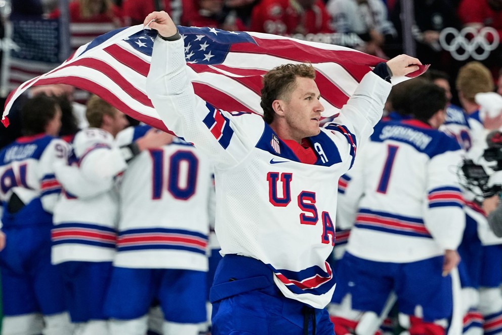 Matthew Tkachuk oslavuje olympijské zlato USA.
