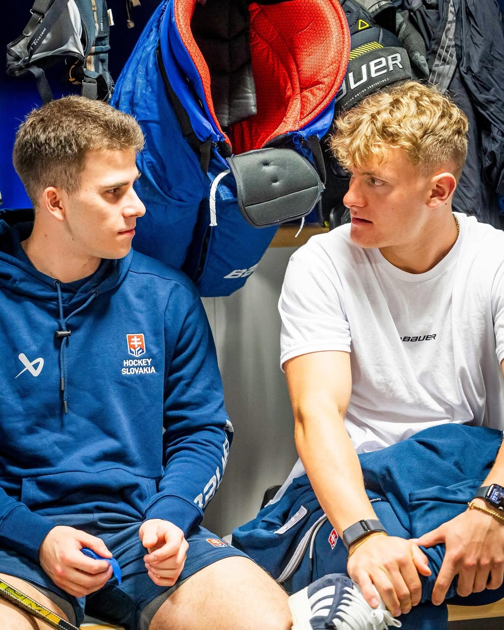 Filip Mešár (vľavo) a Adam Sýkora (vpravo) počas zrazu reprezentácie pred MS v hokeji 2026. 