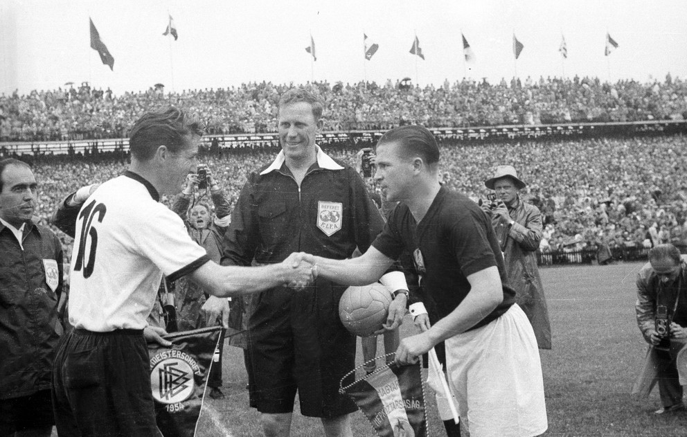 Kapitáni pred finálovým zápasom: Fritz Walter a Ferenc Puskás.
