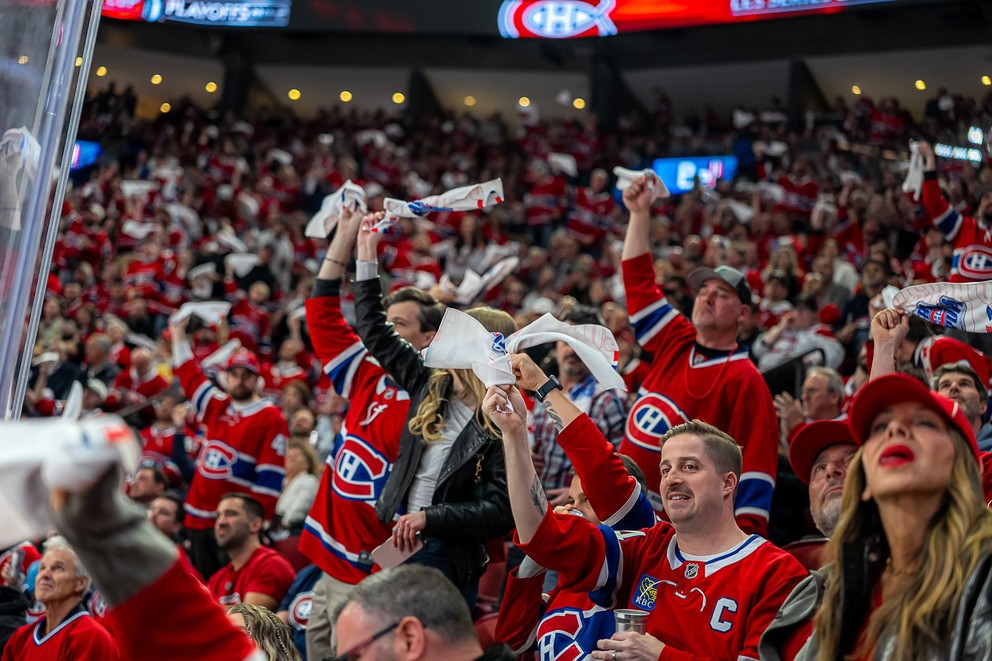 Fanúšikovia Montrealu počas šiesteho zápasu 1. kola play-off NHL Montreal Canadiens - Tampa Bay.