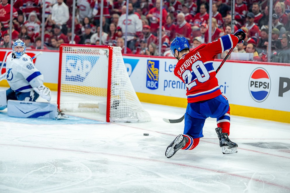 Juraj Slafkovský nepremieňa veľkú šancu v predĺžení šiesteho zápasu 1. kola play-off NHL Montreal - Tampa Bay. 