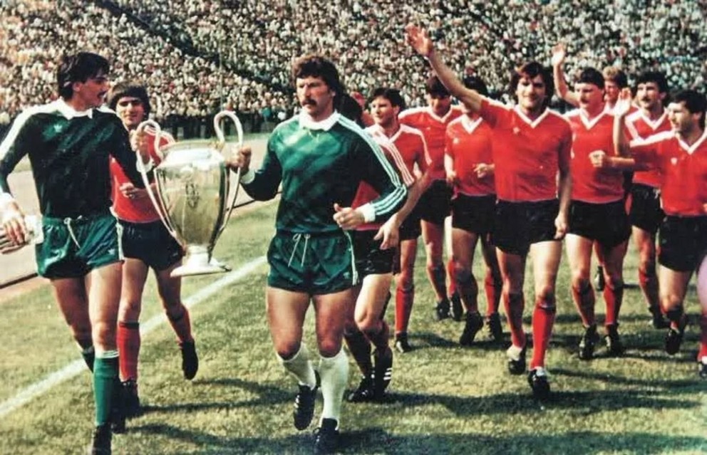 Čestné kolo hráčov Steauy s trofejou. 