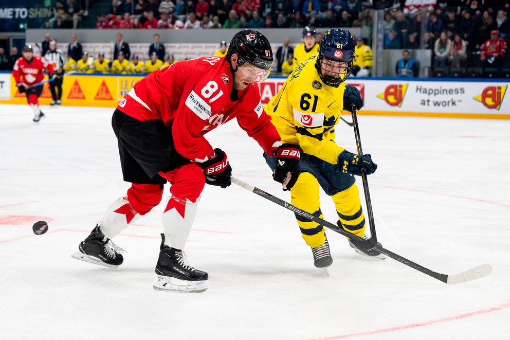 Švédsky útočník Viggo Björck a Kanaďan Dylan Holloway v zápase Švédsko - Kanada na MS 2026.