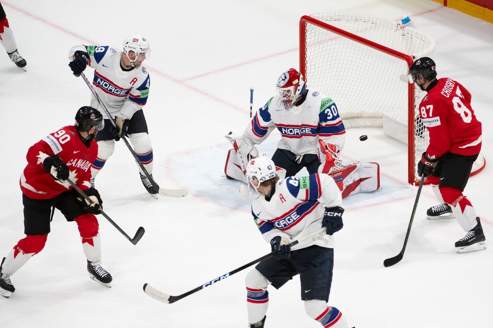 Ryan O'Reilly a Sidney Crosby dávajú gól proti Nórsku.