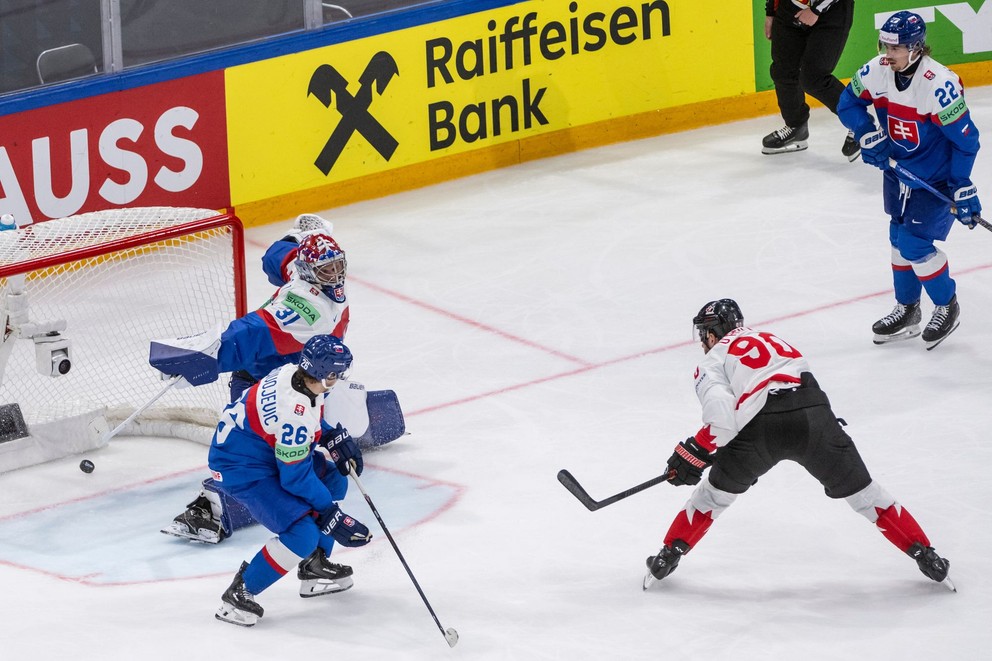 Kanadský útočník Ryan O'Reilly skóruje v zápase proti Slovensku.