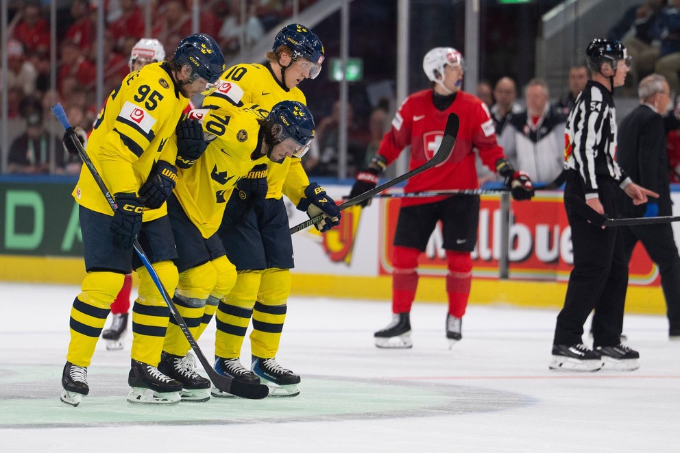 Zranený švédsky hokejista Oskar Sundqvist po faule Tima Meiera vo štvrťfinále MS 2026