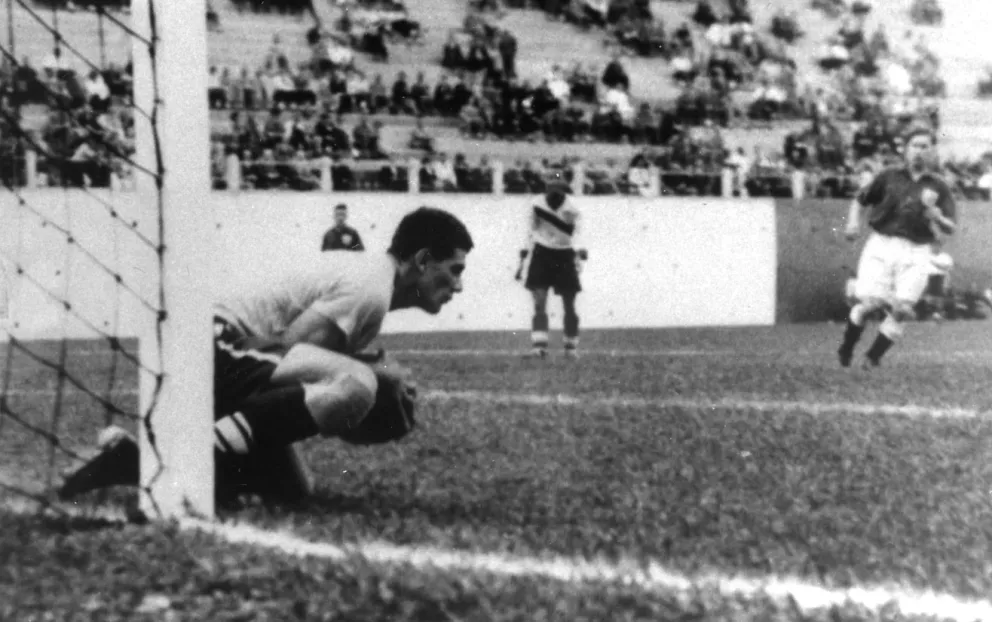 Brankár Frank Borghi zasahuje.