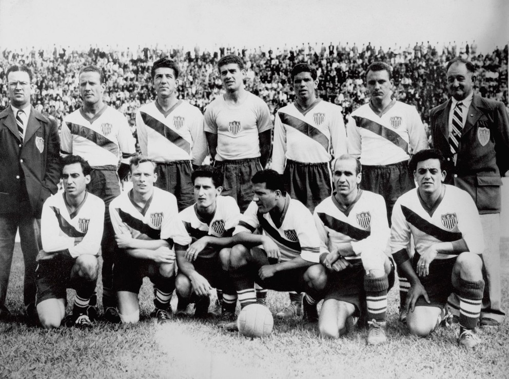 Americký tím pred zápasom proti Angličanom na MS 1950. V hornom rade zľava manažér Chubby Lyons, Joe Maca, Charlie Colombo, Frank Borghi, Harry Keough, Walter Bahr, tréner Bill Jeffrey; (dolný rad) Frank Wallace, Ed McIlvenny, Gino Pariani, Joe Gaetjens, John Souza, Ed Souza.

