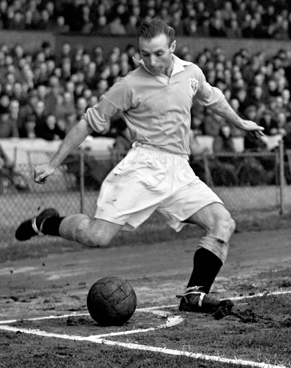 Anglický futbalista Stanley Matthews v drese Blackpoolu v zápase proti Chelsea v roku 1951.