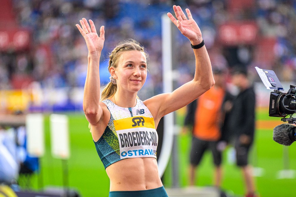 Reprezentantka Holandska v behu na 800 metrov Femke Broedersová-Bolová máva fanúšikom pred behom počas hlavného programu atletického mítingu Zlatá tretra v Ostrave.