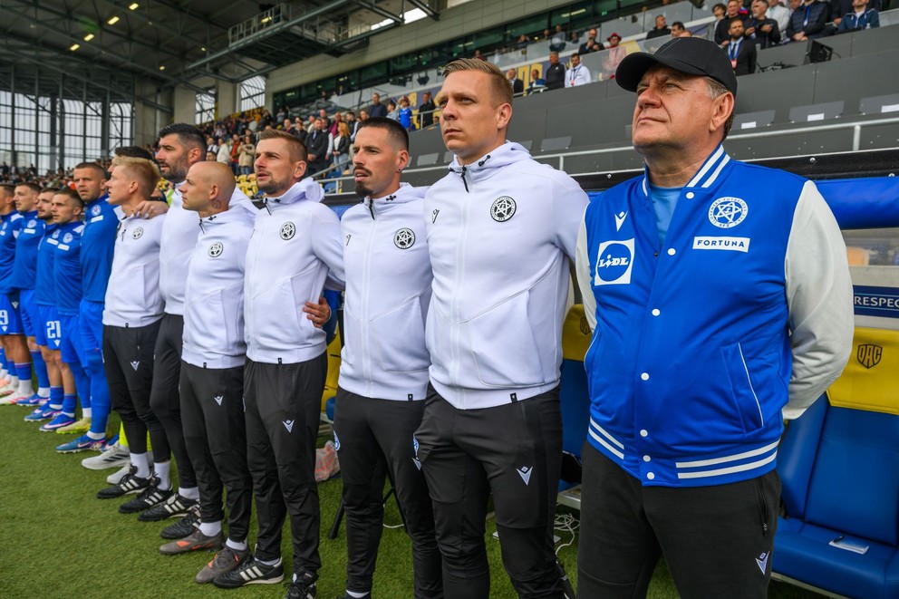 Sprava tréner slovenskej futbalovej reprezentácie Vladimír Weiss st., asistenti trénera Ľuboš Benkovský, Marek Hamšík, Štefan Markulík a Vladimír Weiss ml.
