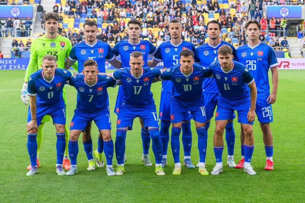 Na snímke základná jedenástka hráčov Slovenska pózuje pred prípravným futbalovým zápasom Slovensko - Malta.