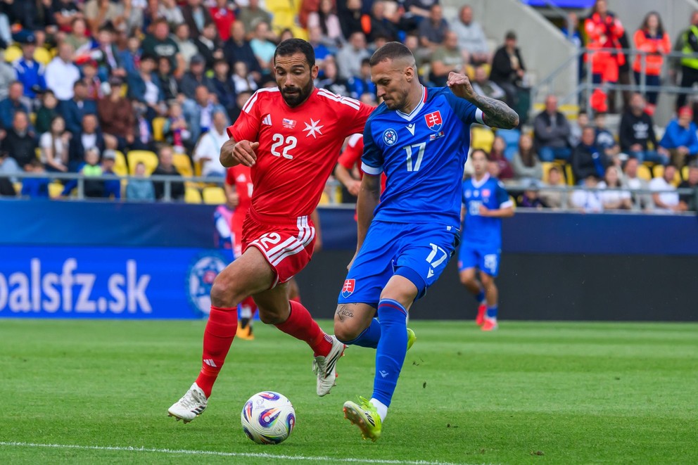 Na snímke zľava Zach Muscat (Malta) a Lukáš Haraslín (Slovensko) dáva gól počas prípravného futbalového zápasu.