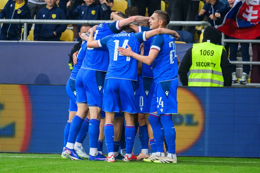 Na snímke hráči Slovenska sa tešia z víťazného gólu Rolanda Galčíka počas prípravného futbalového zápasu Slovensko - Malta.