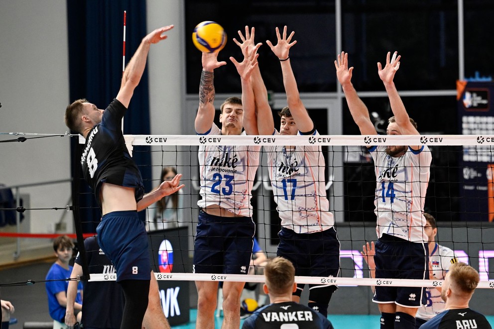 Na snímke sprava Michal Ščerba, Andrej Bilich a Patrik Majerčík (všetci Slovensko) a Märt Tammerau (Estónsko) v zápase Európskej ligy vo volejbale mužov Estónsko - Slovensko na domácom turnaji v Poprade.