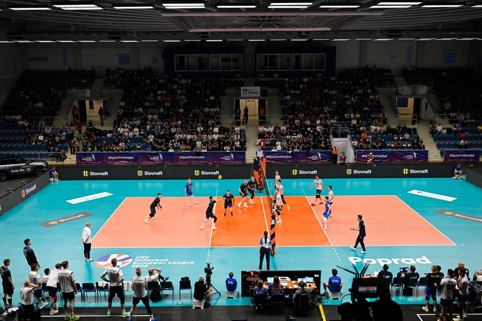 Na snímke hráči Slovenska (biele dresy) a Estónska (tmavé dresy) v zápase Európskej ligy vo volejbale mužov Estónsko - Slovensko na domácom turnaji  v Aréne Poprad.