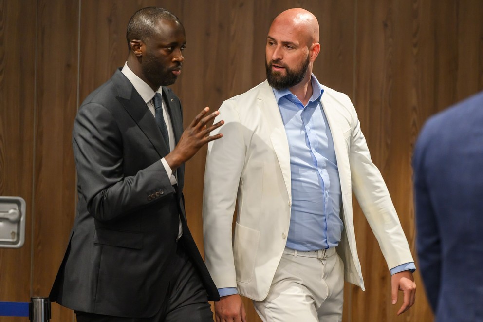 Na snímke sprava generálny riaditeľ klubu Ivan Kmotrík ml. a nový tréner ŠK Slovan Bratislava Yaya Touré.