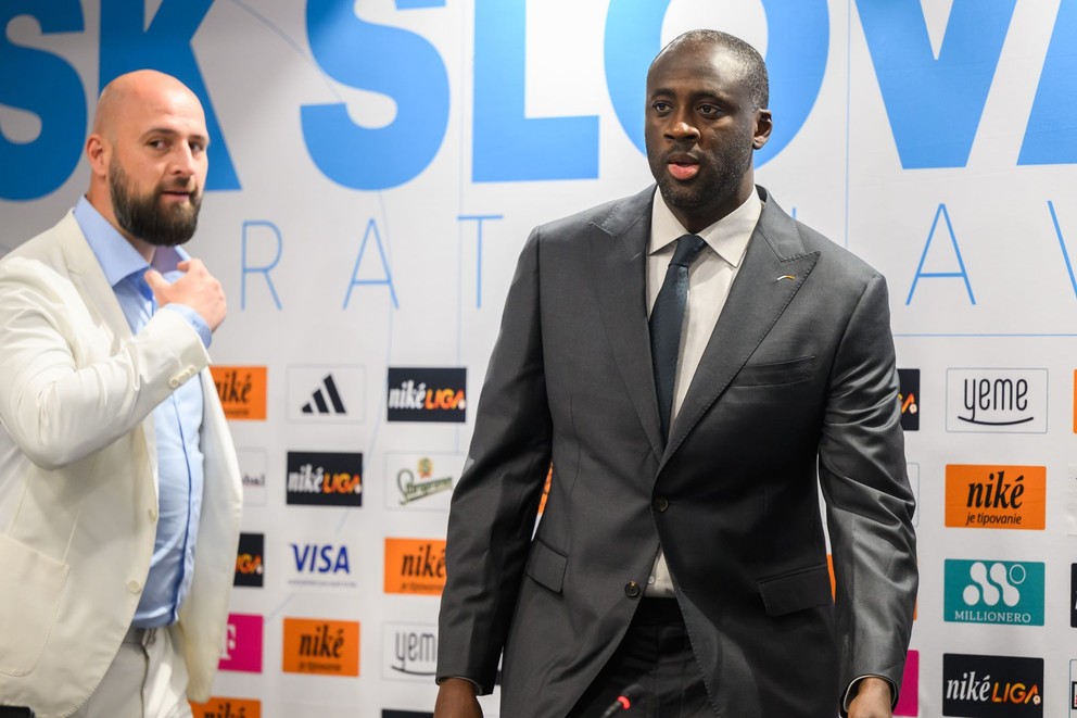 Na snímke zľava generálny riaditeľ klubu Ivan Kmotrík ml. a nový tréner ŠK Slovan Bratislava Yaya Touré .