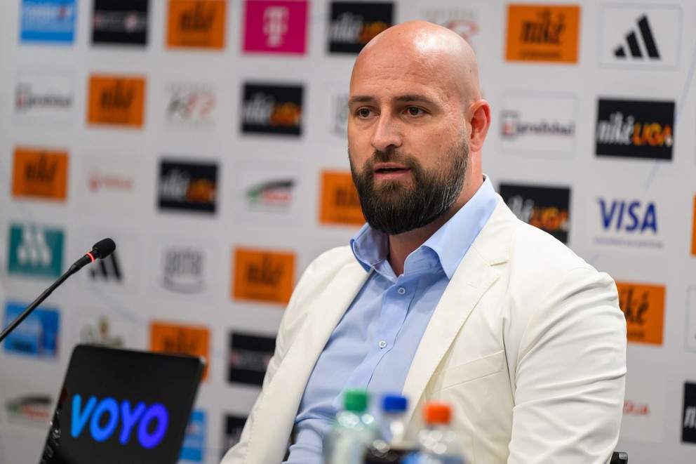 Na snímke generálny riaditeľ klubu Ivan Kmotrík ml. počas tlačovej konferencie futbalového klubu ŠK Slovan Bratislava.