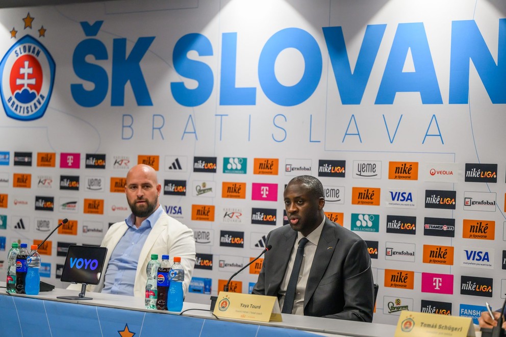 Na snímke zľava generálny riaditeľ klubu Ivan Kmotrík ml. a nový tréner ŠK Slovan Bratislava Yaya Touré počas tlačovej konferencie futbalového klubu ŠK Slovan Bratislava.