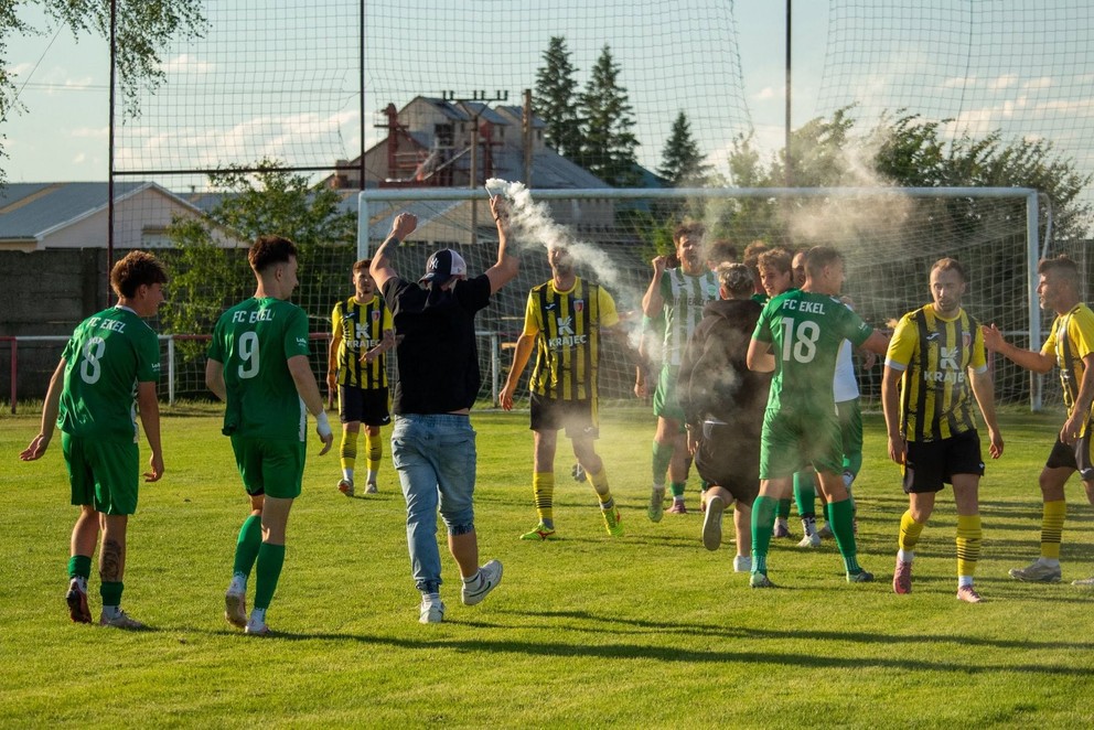 Na zápas Lipová – Okoličná (0:3) prišiel aj autobus fanúšikov hostí.