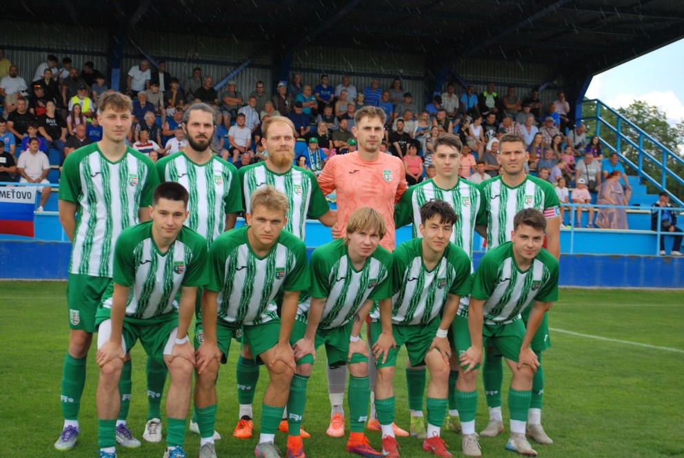 Futbalisti Tvrdošoviec pred zápasom predposledného kola.