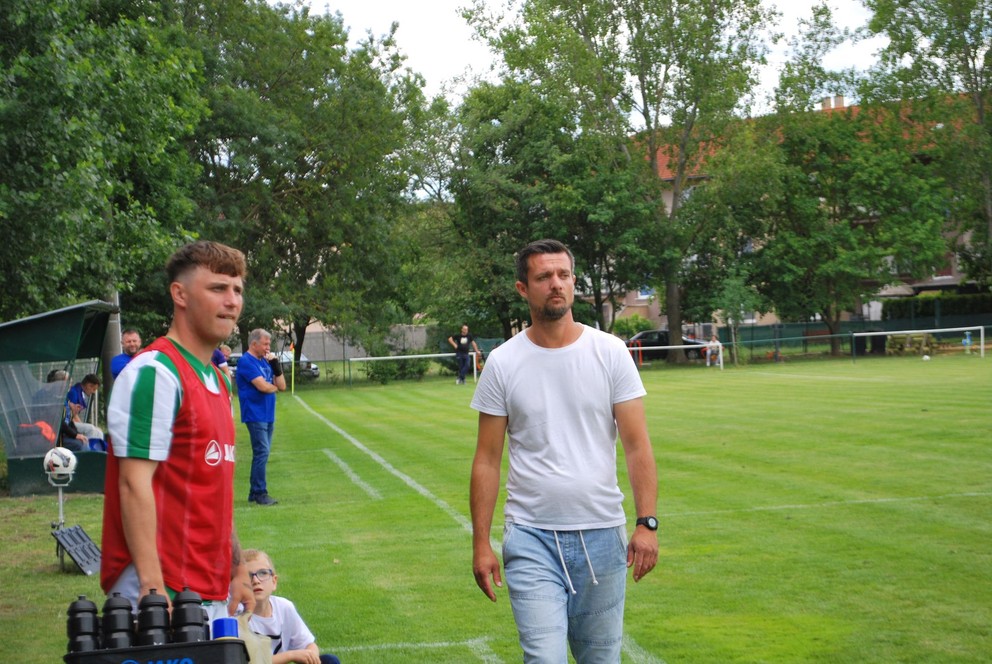 Tréner FK Veľký Cetín Ľuboš Kolár (pravo).