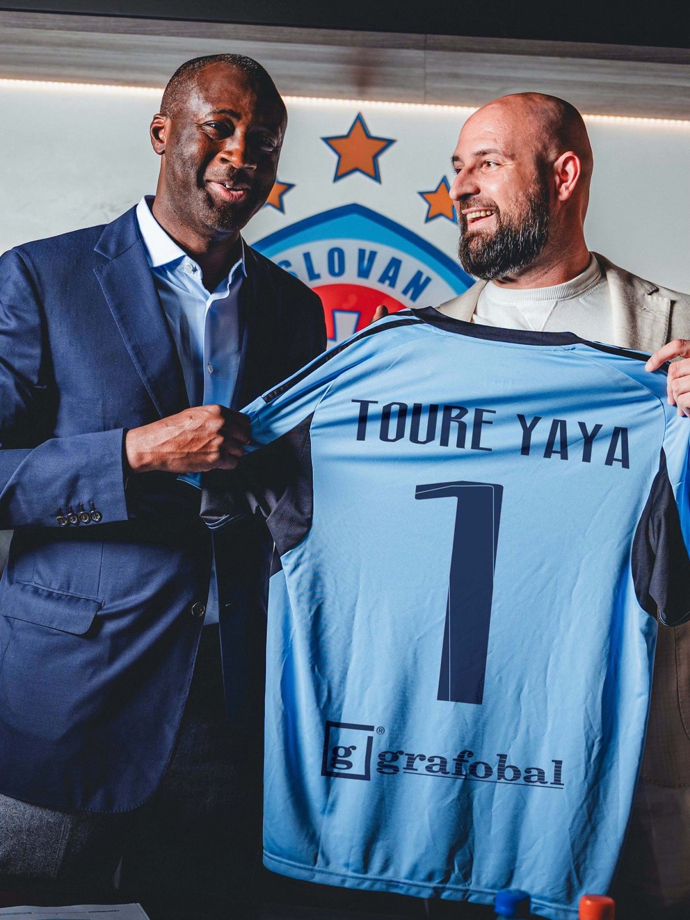 Yaya Touré and Ivan Kmotrík Jr. when signing the contract.