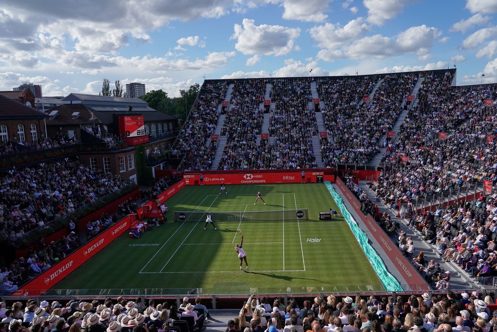 Zaplnený štadión v Queen's Clube pri návrate Sereny Williamsovej v roku 2026.