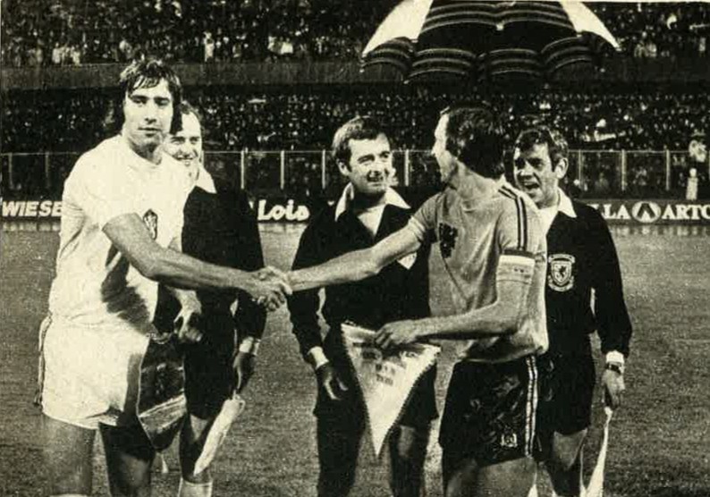 Kapitáni Anton Ondruš a Johan Cruijff pred semifinále ME 1976 Holandsko - Československo v Záhrebe.
