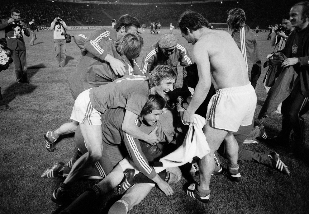Československí futbalisti oslavujú titul majstrov Európy 1976 v Belehrade po finálovom víťazstve nad NSR v penaltovom rozstrele. 