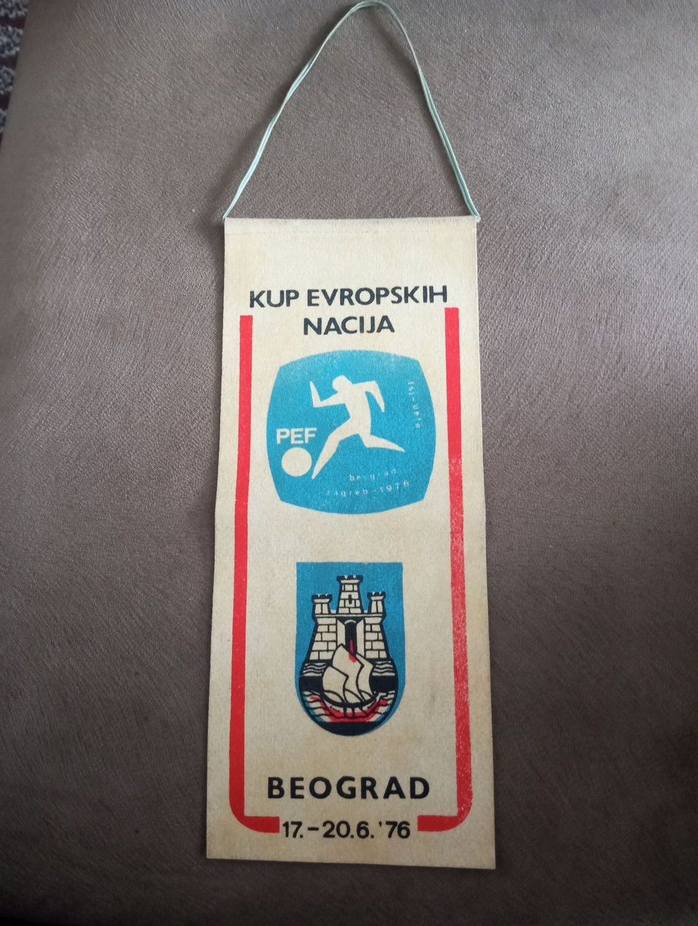 Cenný suvenír z ME 1976 vo futbale - oficiálna vlajočka.