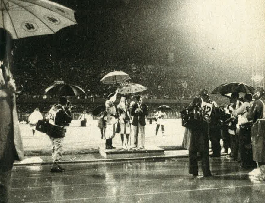 Slávnostné otvorenie finálového turnaja ME 1976 pred semifinále Holandsko - Československo v Záhrebe. Husto leje.
