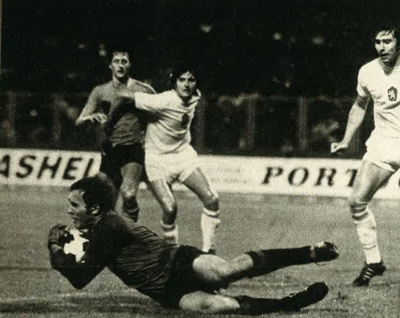 Ivo Viktor zasahuje Johana Cruijffa stráži Karol Dobiaš vpravo Anton Ondruš počas semifinále ME 1976 Holandsko - Československo v Záhrebe.
